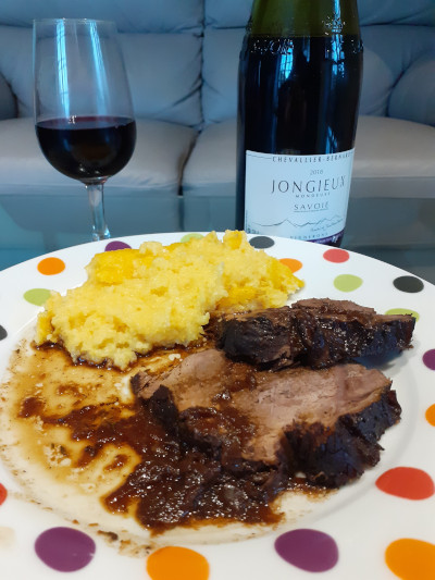 Roast wild boar cooked with Mondeuse and polenta