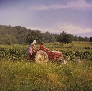 Marcelle et Francis Chevallier en tracteur