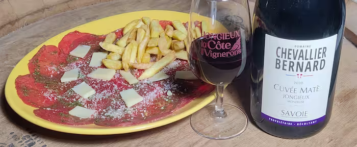 Découvrez notre Mondeuse elevée en fut de chêne avec notre recette revisitée du carpaccio de boeuf