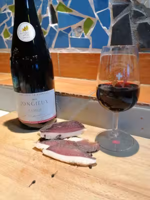 Dégustez notre vin rouge Jongieux Gamay autour d’un apéro. Vous en avez assez de ne pas savoir de quoi sont composé vos charcuteries ? Faites les vôtres !