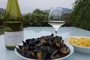 Vous connaissez les moules marinières au vin blanc de Savoie ? Ajouter une saveur fruitée à vos moules ! Découvrez notre vin blanc Jongieux Jacquère, coup de cœur par le Guide Hachette 2021.