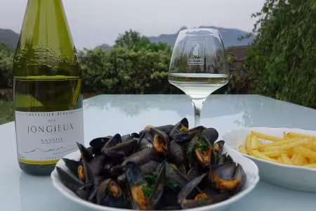 Vous connaissez les moules marinières au vin blanc de Savoie ? Ajouter une saveur fruitée à vos moules ! Découvrez notre vin blanc Jongieux Jacquère, coup de cœur par le Guide Hachette 2021.